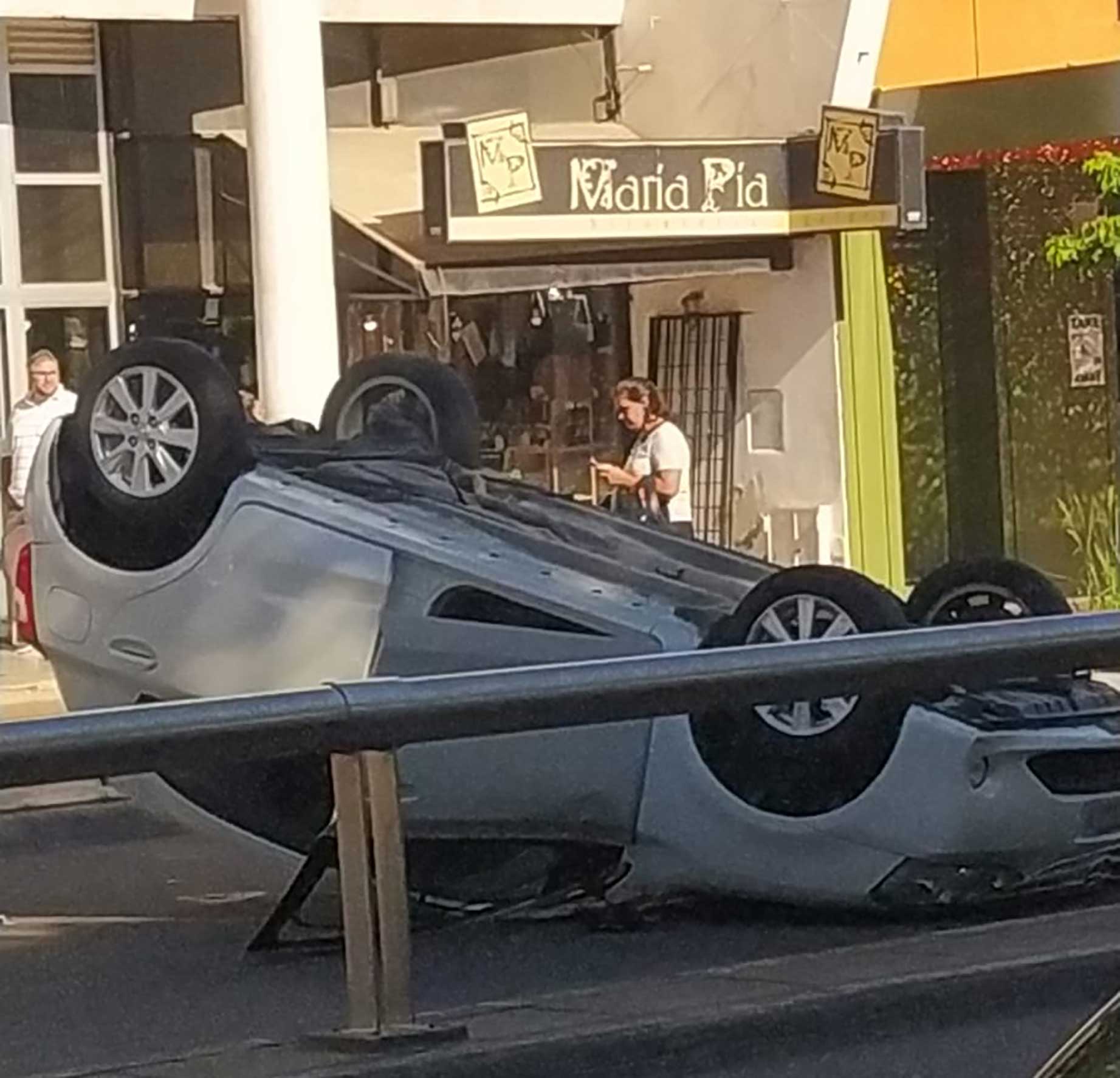 Impactante vuelco en pleno centro de San Lorenzo: una mujer rescatada