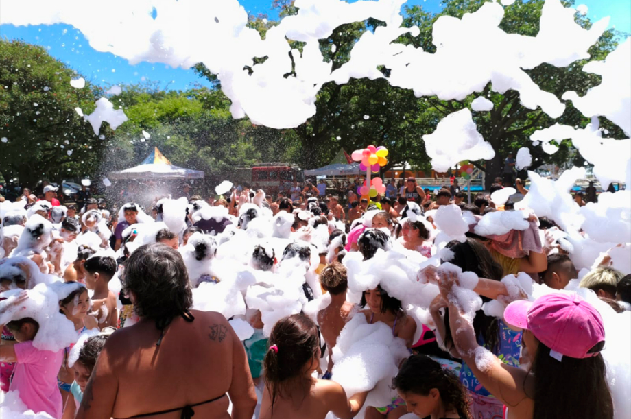 Con una gran fiesta de espuma, se cerró la primera etapa de la Colonia del Poli Municipal
