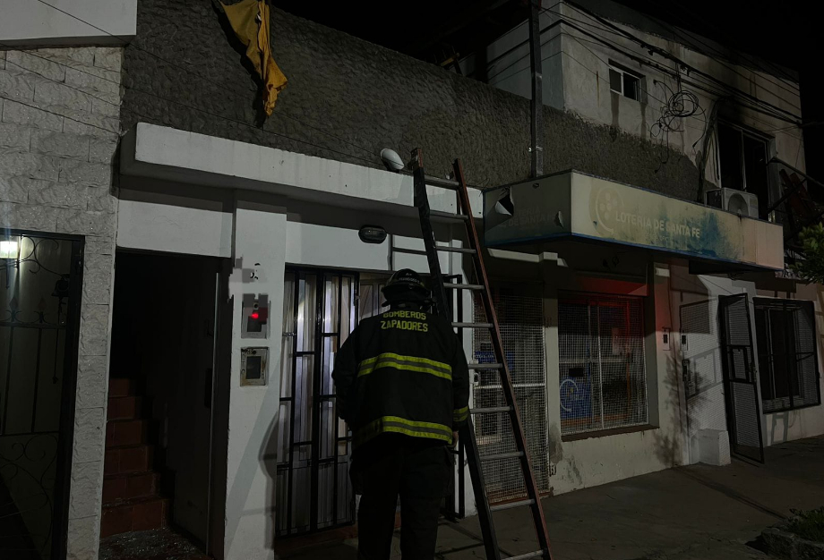 Trágico incendio de vivienda en Fray Luis Beltrán: falleció un hombre de 52 años