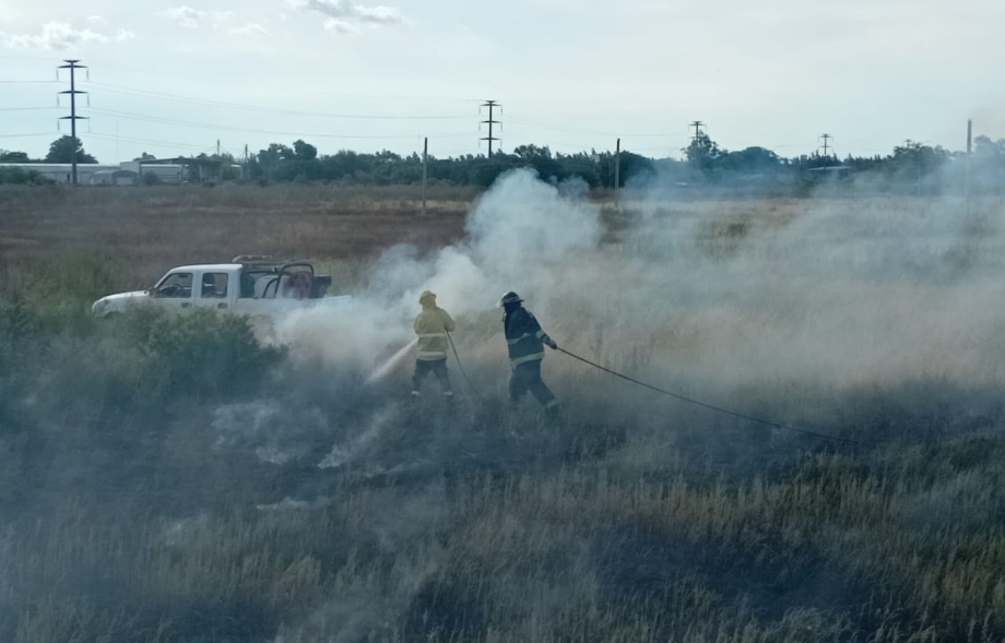 Bomberos controlaron un incendio de pastizales en un terreno baldío de San Lorenzo