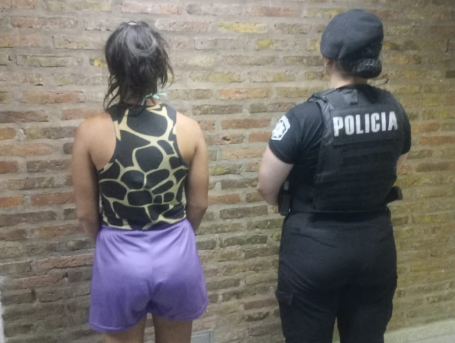Policías acudieron por una pelea familiar y terminaron deteniendo a una joven buscada por la Justicia
