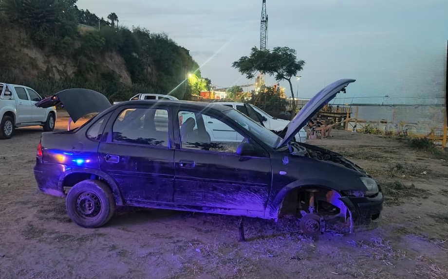 Recuperan en Fray Luis Beltrán un auto robado en Rosario: lo encontraron desmantelado