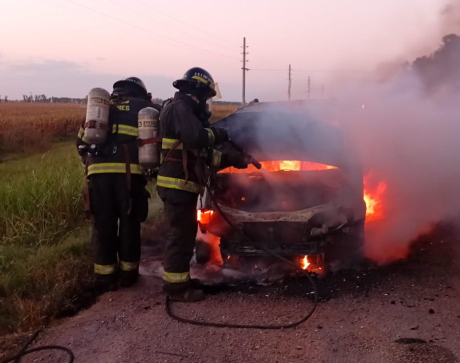 Ricardone: un automóvil totalmente destruido tras incendiarse en la Ruta A012