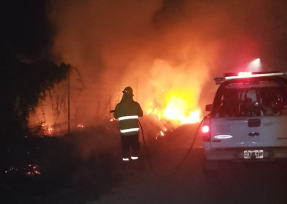 Bomberos sofocaron un incendio de pastizales en la zona oeste de la ciudad