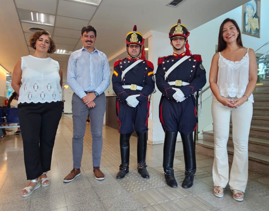Granaderos visitaron el Hospital Granaderos a Caballo en el 213° aniversario del Combate de San Lorenzo