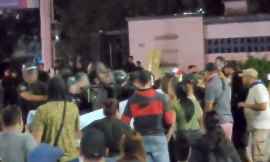Tensión en la Jefatura de Rosario: Policías reprimieron protesta de sus compañeros y familias