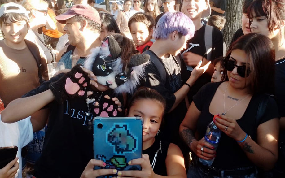 Expectativa en redes y curiosidad en el Campo de la Gloria: un solo Therian y muchos curiosos