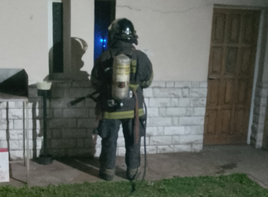 Ataque incendiario a la sede San Lorenzo de la UOCRA: rápida intervención de bomberos zapadores evitó mayores daños
