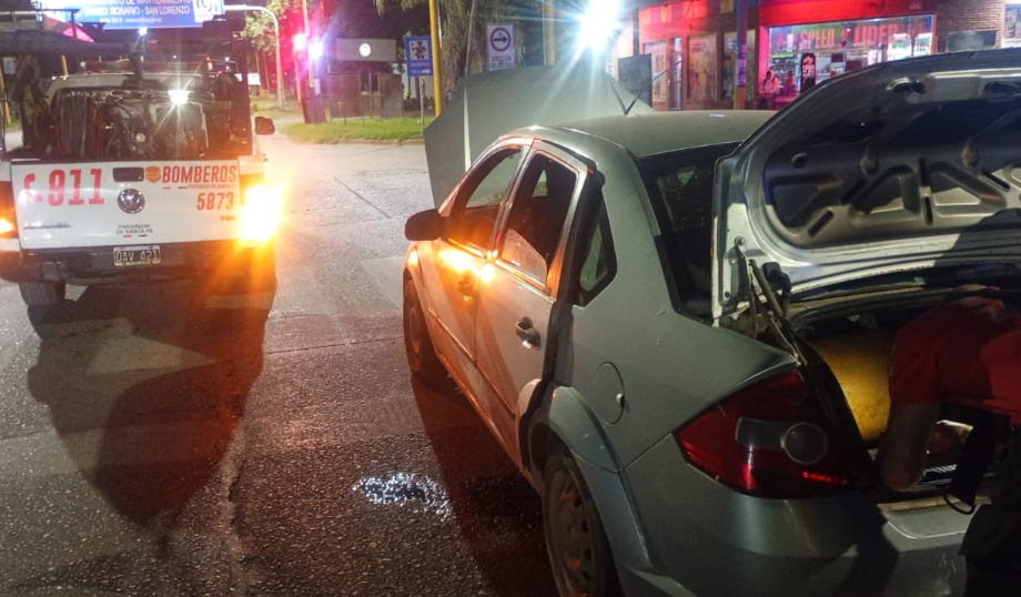 San Lorenzo: Un automóvil sufrió un principio de incendio en barrio Bouchard
