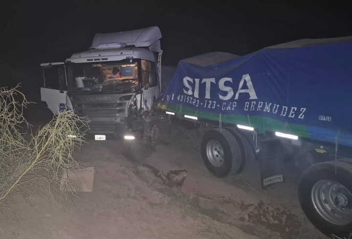 Un camión de una empresa de Capitán Bermúdez protagonizó un fuerte choque en La Rioja