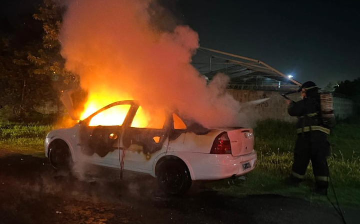 Un automóvil fue consumido por las llamas en San Lorenzo