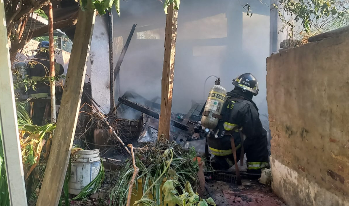 Siniestro en San Lorenzo: Bomberos sofocaron un incendio generalizado en un quincho
