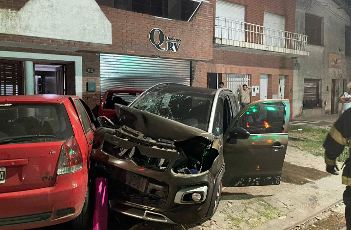 Impactante accidente en San Lorenzo: Un auto perdió el control, terminó sobre la vereda impactando el frente de un comercio