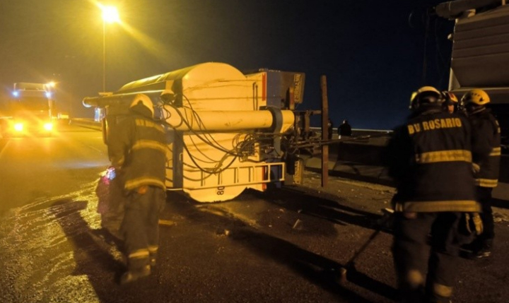 Caos en la conexión vial Rosario-Victoria: choque de camiones y corte total de tránsito