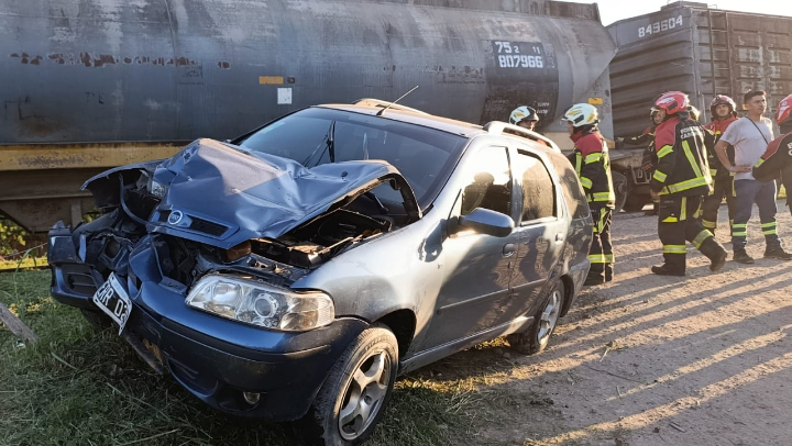 Siniestro vial en Carcarañá: un automóvil fue embestido por un tren en el paso a nivel