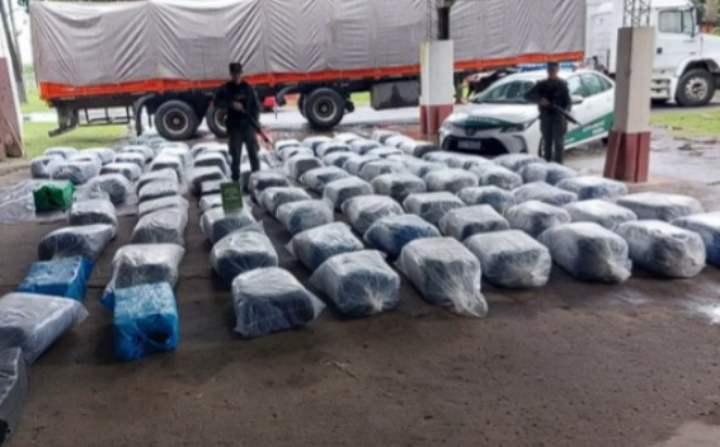 El "camuflaje de porotos" que falló: 1.900 kilos de coca incautados en la Autopista Rosario – Santa Fe