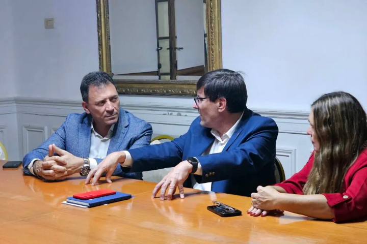 Raimundo solicitó a la provincia que amplíe el número de bancos de escuelas secundarias en San Lorenzo