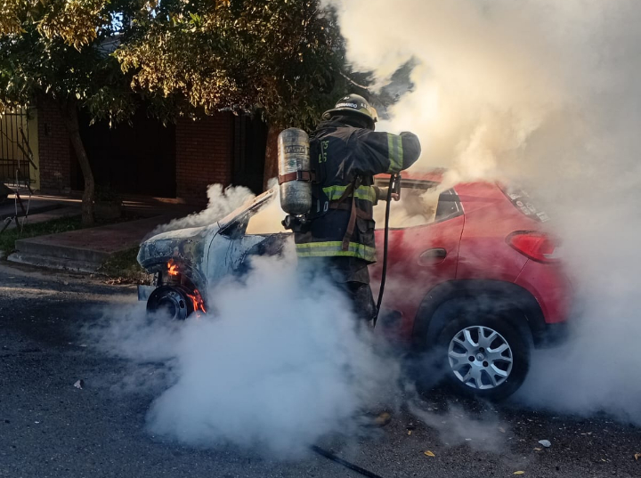 Un automóvil se incendió en barrio Islas Malvinas: sufrió graves daños