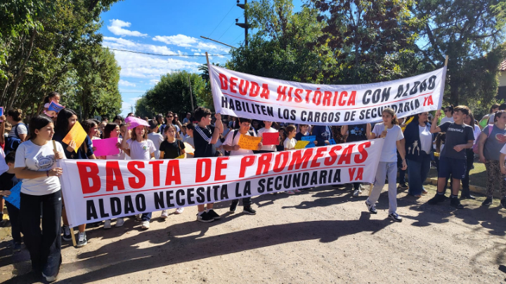 Aldao de pie: una multitud marchó para exigir la apertura de su primera escuela secundaria