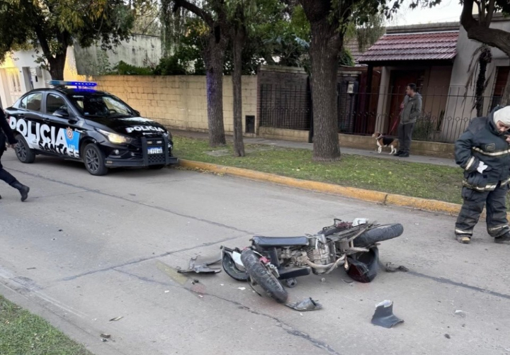 San Lorenzo: Un motociclista herido tras chocar con un auto en barrio San Martín