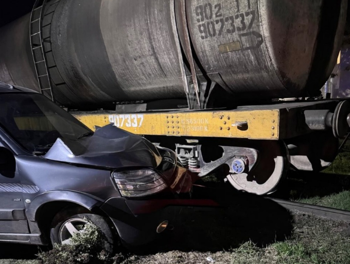 Siniestro vial en San Lorenzo: una camioneta colisionó con un tren en la intersección de Thompson y Santiago del Estero