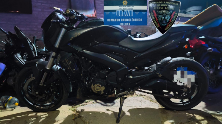 Persecución de película en Roldán: tres detenidos con una moto robada en Rosario