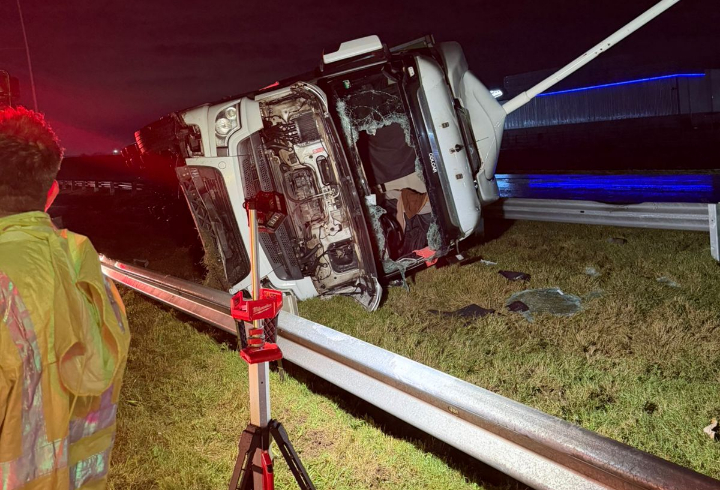 Siniestro vial en la Autopista Rosario-Santa Fe: Vuelco de un camión deja un herido de consideración