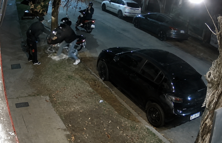 San Lorenzo: Le robaron la moto en la vereda tras forcejear con delincuentes armados