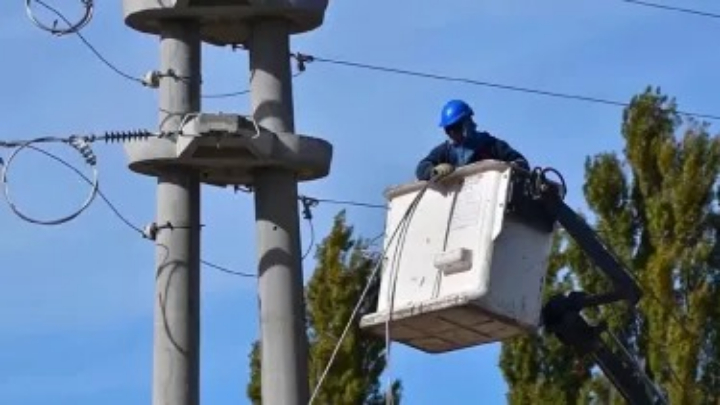 Ricardone sin servicio eléctrico: un apagón total afecta a la localidad tras la explosión e incendio de un transformador