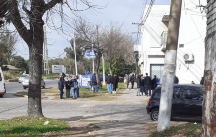 Tensión en Fray Luis Beltrán: trabajadores municipales paran por tiempo indeterminado