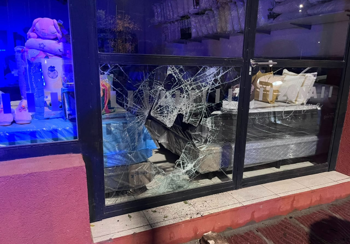 Noche de furia: Destrozó una vidriera, se dio a la fuga pedaleando y terminó cercado por la policía