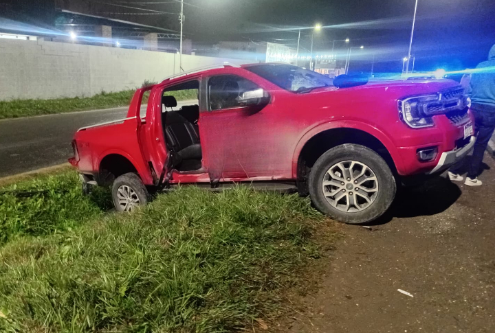 Cuatro personas resultaron heridas tras un fuerte choque entre una camioneta y un camión en Roldán