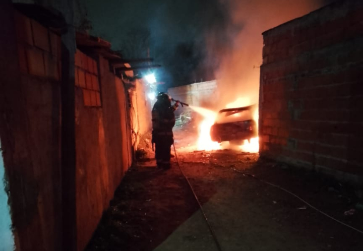 Un incendio destruyó por completo un automóvil en San Lorenzo