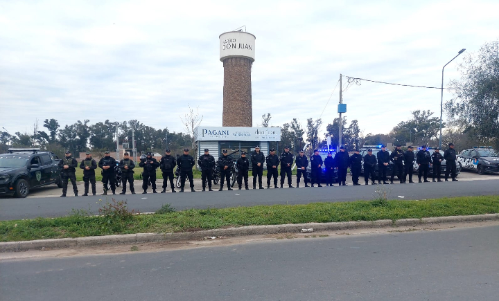 La policía desplegó un operativo de saturación de seguridad en Capitán Bermúdez: cinco demorados y cuatro motos secuestradas