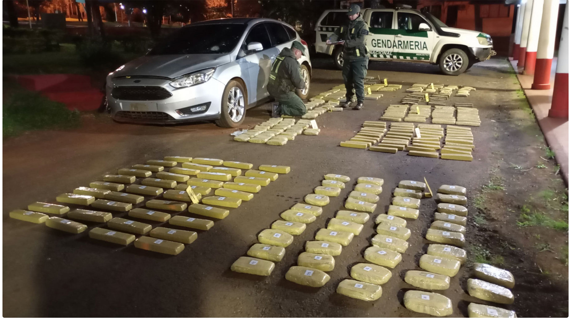 Abandonaron un auto con 235 kilos de marihuana a orillas del río Paraná