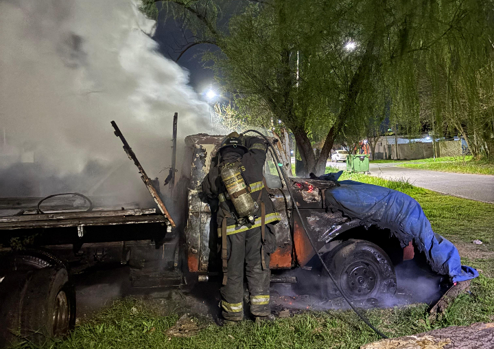 Un camión antiguo se incendió en un terreno baldío de San Lorenzo y rescataron a un perro atado