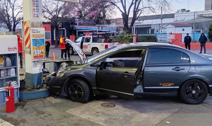 Un automóvil chocó contra un surtidor en una estación de servicio de San Lorenzo