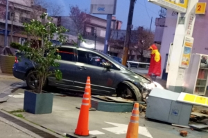 La Policía sigue buscando al conductor del auto que chocó en una estación de servicio y pudo haber desatado una tragedia