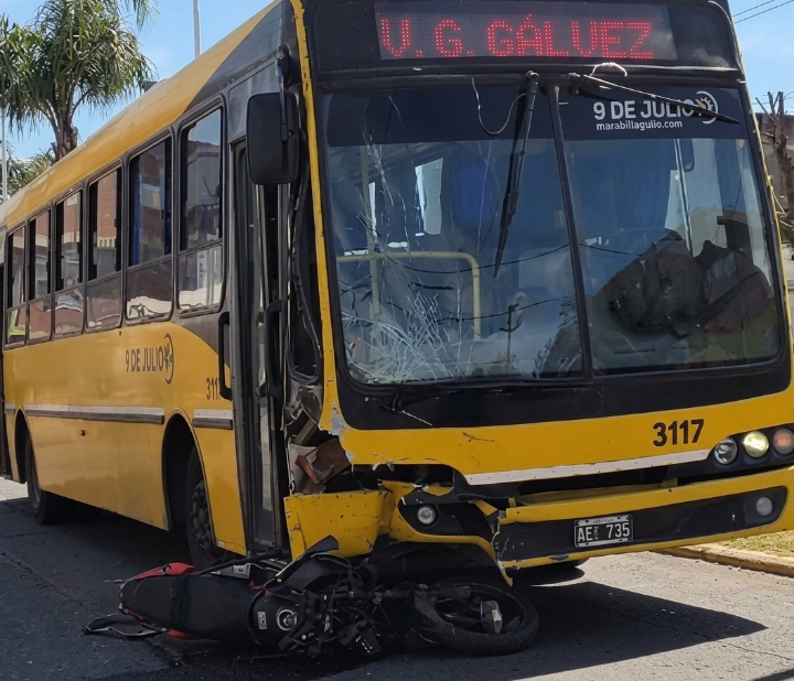 Un grave siniestro vial en San Lorenzo dejó a un motociclista debajo de un colectivo