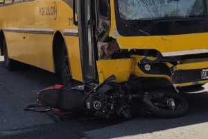 Murió el joven motociclista que impactó con un colectivo en San Lorenzo
