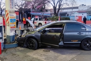 Conducción peligrosa: se presentó en la policía el conductor que chocó contra un surtidor de combustible