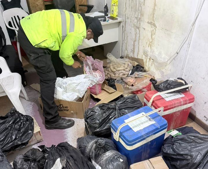 Detienen a tres hombres que transportaban carne en un furgón sin refrigeración ni documentación