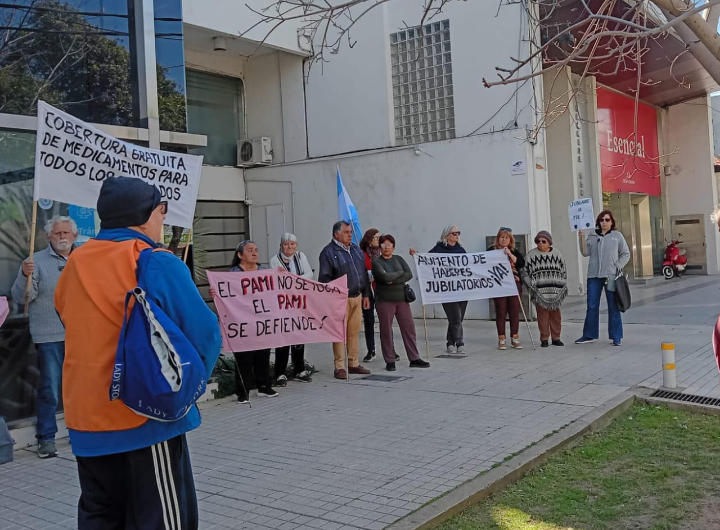 Jubilados y pensionados se movilizaron frente a la sede de PAMI en San Lorenzo para exigir respuesta a sus reclamos