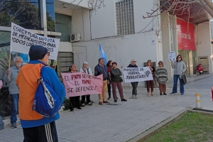 Jubilados y pensionados se movilizaron frente a la sede de PAMI en San Lorenzo para exigir respuesta a sus reclamos