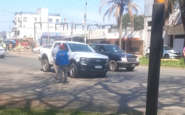 Accidente en el cruce de Ruta 11 y Genaro Roldán: un camión embistió a una camioneta y se dio a la fuga