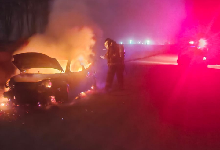 Un incendio destruyó por completo un automóvil en la zona rural de Ricardone