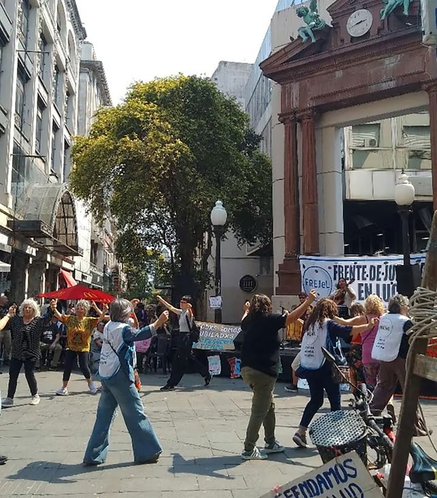 Jubilados llevaron sus reclamos al cruce de las peatonales con música y baile