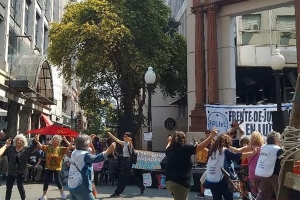 Jubilados llevaron sus reclamos al cruce de las peatonales con música y baile