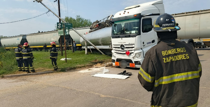Un camión cargado con combustible fue embestido por un tren en la zona norte de San Lorenzo