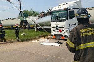 Un camión cargado con combustible fue embestido por un tren en la zona norte de San Lorenzo
